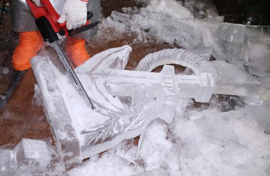 ‘닻’ 모양의 얼음조각을 바닥에 눕혀 진행하고 있다. 모양과 대칭을 위해 때로는 이렇게 눕혀서 작업한다.
