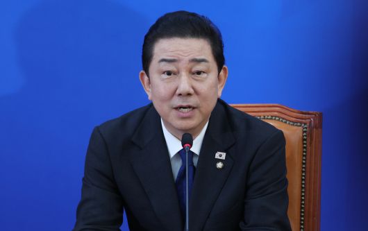 더불어민주당 김병기 원내대표가 30일 서울 여의도 국회에서 열린 원내대책회의에서 원내대표직 사퇴 의사를 밝히고 있다.