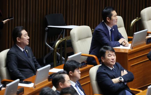 비위의혹으로 사퇴의사를 밝힌 더불어민주당 김병기 원내대표가 30일 서울 여의도 국회에서 열린 제430회 국회(임시회) 제3차 본회의에서 심각한 표정으로 정청래 대표와 함께 앉아 있다.