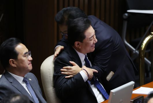 비위의혹으로 사퇴의사를 밝힌 더불어민주당 김병기 원내대표가 30일 서울 여의도 국회에서 열린 제430회 국회(임시회) 제3차 본회의에서 동료 의원의 인사를 받고 있다.