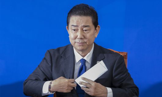 더불어민주당 김병기 원내대표가 30일 국회에서 열린 민주당 원내대책회의에서 본인 의혹 관련해 사퇴 의사를 밝힌 뒤 사퇴문을 양복 상의에 넣고 있다. 연합뉴스