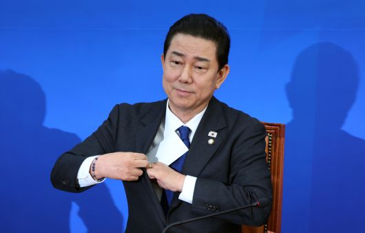 더불어민주당 김병기 원내대표가 30일 서울 여의도 국회에서 열린 원내대책회의에서 원내대표직 사퇴 의사를 밝힌 뒤 자리를 떠나려 하고 있다.