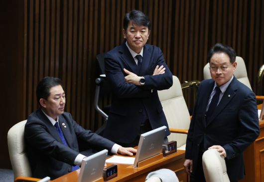 비위의혹으로 사퇴의사를 밝힌 더불어민주당 김병기 원내대표가 30일 서울 여의도 국회에서 열린 제430회 국회(임시회) 제3차 본회의에서 문진석 원내운영수석부대표, 허영 원내정책수석부대표와 심각한 표정으로 대화하고 있다.