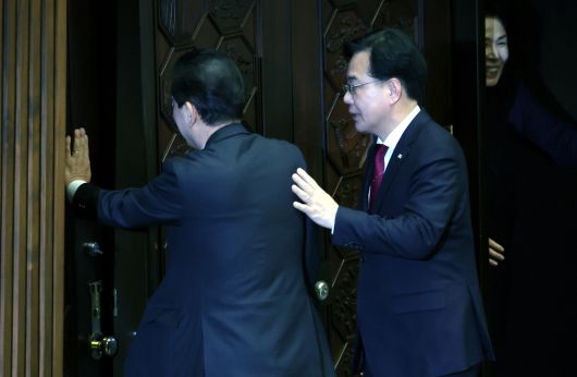 국민의힘 송언석 원내대표가 30일 서울 여의도 국회에서 열린 제430회 국회(임시회) 제3차 본회의에서 사퇴 의사를 밝힌 더불어민주당 김병기 원내대표를 찾아 같이 회의장을 나서고 있다.