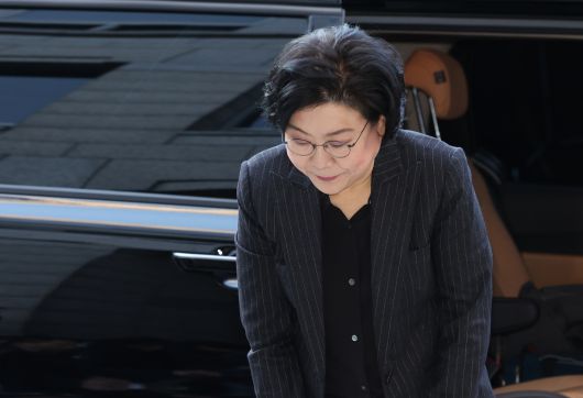 이혜훈 기획예산처 장관 후보자가 30일 서울 중구 예금보험공사에 마련된 인사청문회 준비 사무실로 출근하며 인사를 하고 있다. 연합뉴스