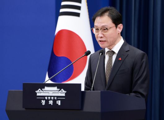 이규연 홍보소통수석이 31일 청와대 춘추관에서 KTV 생중계 확대 관련 브리핑을 하고 있다.   뉴시스