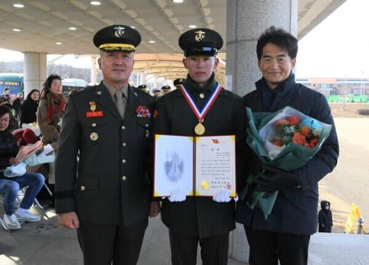 해병대 교육훈련단에서 열린 해병 1324기 수료식에서 가장 우수한 성적으로 수료한 박하린 이병이 이종문 교육훈련단장(왼쪽)과 기념촬영을 하고 있다.