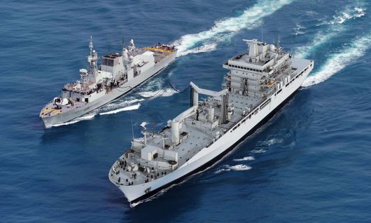 캐나다 해군 헬리팩스급 호위함이 독일 해군 보급함과 함께 해상급유훈련을 진행하고 있다. 세계일보 자료사진