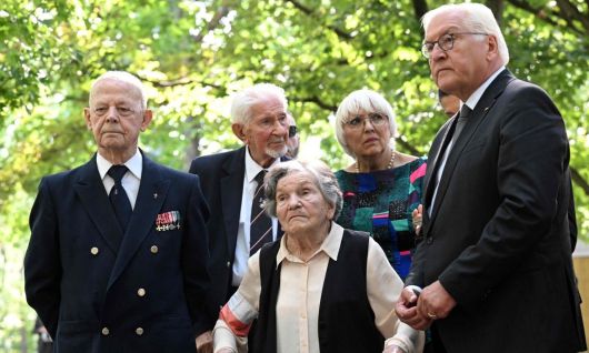 지난 2024년 바르샤바 봉기 80주년을 앞두고 폴란드를 방문한 프랑크 발터 슈타인마이어 독일 대통령(오른쪽)이 생존자 및 그 가족들과 함께 희생자 묘역을 둘러보고 있다. 연합뉴스