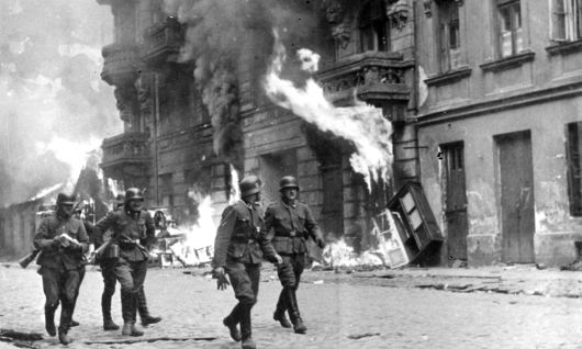 2차대전 도중 일어난 바르샤바 봉기(1944년 8∼10월) 당시 나치 독일군이 폐허가 된 폴란드 바르샤바 시가지를 순찰하고 있다. SNS 캡처