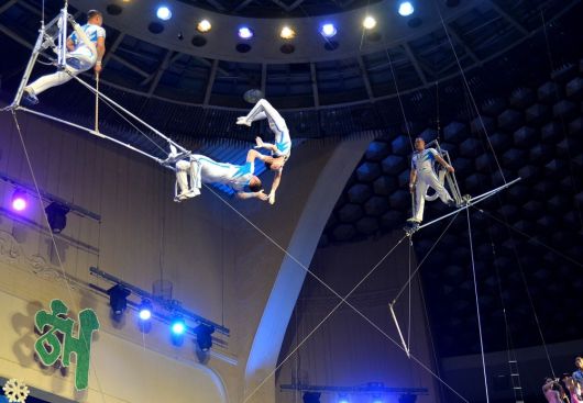 북한 노동당 기관지 노동신문은 2일 "온 나라 전체 인민이 희망한 새해 2026년을 맞이했다"며 "각지의 봉사망들이 명절 봉사로 흥성였다"고 보도했다.