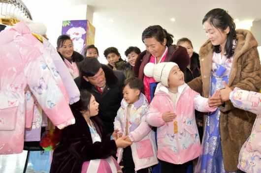 북한 노동당 기관지 노동신문은 지난 2025년 12월 27일 평안북도 염주군 지방공업공장 준공식이 전날 성대히 진행됐다고 보도했다. 최룡해 최고인민회의 상임위원회 위원장과 평안북도, 염주군 간부들, 종업원들, 건설연대 관병들이 참석했다.