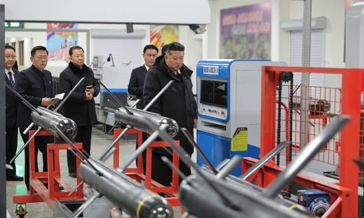 미사일 공장 시찰하는 김정은 김정은 북한 국무위원장(오른쪽)이 3일 이스라엘의 정밀 유도무기인 스파이크 미사일과 닮은 ‘북한판 스파이크 미사일’ 생산 공장으로 추정되는 중요군수공장을 시찰하고 있다. 4일 노동신문, 조선중앙통신 등 북한 매체에 따르면 김 위원장은 다목적 정밀유도무기의 군사적 효용가치를 크게 평가하며 “생산능력을 2.5배가량 확대할 필요가 있다”고 주문했다. 평양=노동신문뉴스1