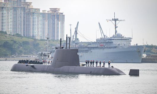 부산 남구 해군작전사령부 부산작전기지에서 한국 해군의 손원일급 잠수함 안중근함이 계류시험을 하기 위해 미국 해군 잠수함지원함인 에모리 S. 랜드함에 접근하고 있다. 세계일보 자료사진
