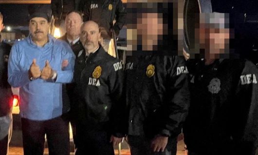 지난 3일(현지시간) 미국에 체포된 니콜라스 마두로 베네수엘라 대통령이 미국 뉴욕의 군공항에서 내린 후 DEA 소속 요원들과 사진을 찍고 있다. 로이터연합뉴스