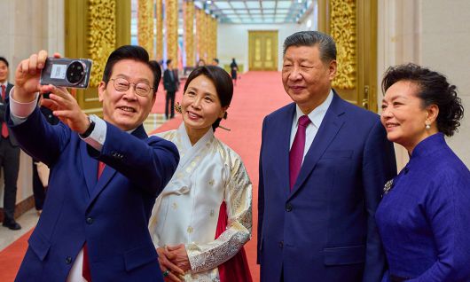 샤오미폰으로 찰칵 이재명 대통령 부부와 시진핑 중국 국가주석 부부가 5일 중국 베이징 인민대회당에서 국빈만찬 후 샤오미 스마트폰으로 기념촬영을 하고 있다. 이 스마트폰은 이 대통령과 시 주석의 경주 회담 때 시 주석이 이 대통령에게 선물한 것이다. 베이징=연합뉴스