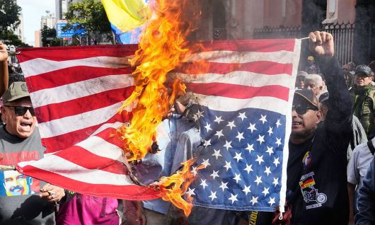 마두로 대통령 지지자들이 3일 카라카스에서 미국 성조기를 불태우고 있다. 카라카스=AP연합뉴스