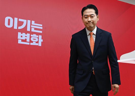 국민의힘 장동혁 대표가 7일 서울 여의도 중앙당사에서 당 쇄신안을 발표한 후 굳은 표정으로 이동하고 있다. 연합뉴스