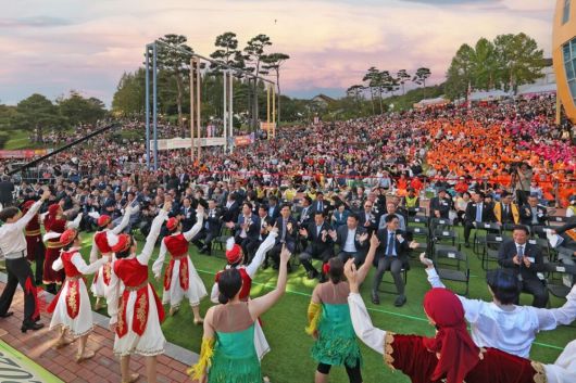 임실 방문의 해인 지난해 10월 임실치즈테마파크에서 열린 임실N치즈축제 개막식에서 수많은 방문객들이 이국적인 율동을 관람하고 있다. 임실군 제공