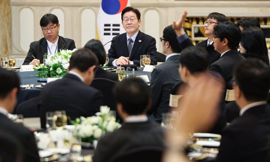 중국을 국빈 방문 중인 이재명 대통령이 7일(현지 시간) 상하이 한 호텔에서 열린 순방 기자단 오찬 간담회에서 기자 질문을 받고 있다. 뉴시스