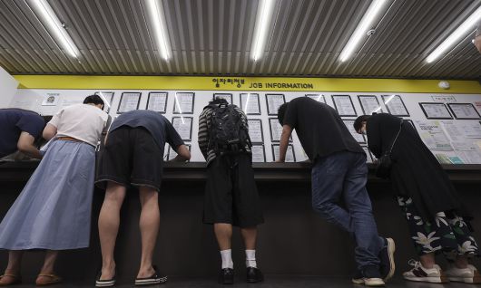서울의 한 고용복지플러스센터 일자리 게시판 앞에서 구직자들이 이력서를 작성하고 있다. 뉴시스