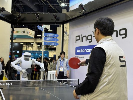 CES 개막일인 6일(현지시간) 미국 네바다주 라스베이거스 컨벤션센터(LVCC) 샤르파 부스에서 샤르파 로봇이 사람과 탁구를 치고 있다. 라스베이거스=유지혜 기자