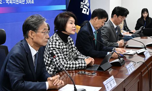 “역점산업 과감한 지원” 더불어민주당 한정애 정책위의장(왼쪽 두 번째)이 7일 서울 여의도 국회 의원회관에서 열린 2026년 경제성장전략 당정협의에서 모두발언을 하고 있다. 이재문 기자