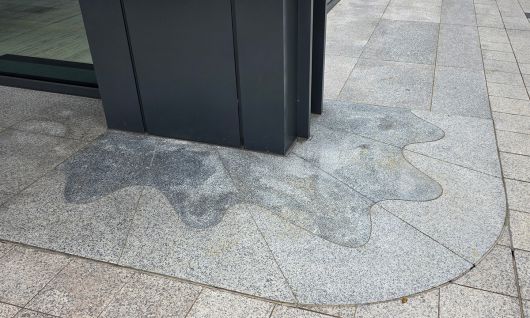 검은색 화강암을 이용해 물결 문양으로 추상화된 거북이의 뒷발.