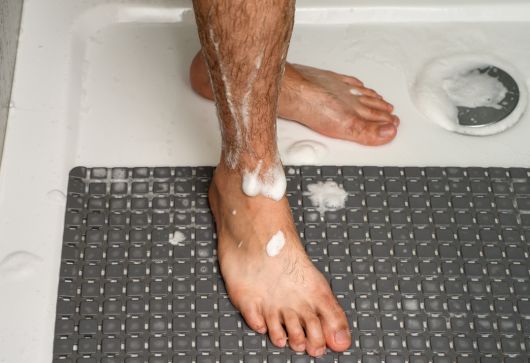 집 안에서 낙상 사고를 예방하기 위해 화장실이나 욕실 바닥에 미끄럼 방지 타일이나 패드를 설치하는 것이 권장된다. 게티이미지뱅크