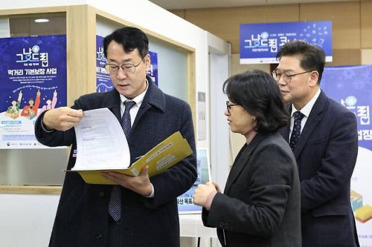 정명근 화성시장(왼쪽)이 지난달 10일 나래울푸드마켓의 먹거리 기본보장코너 ‘그냥드림’을 방문해 서류를 살펴보고 있다. 화성시 제공