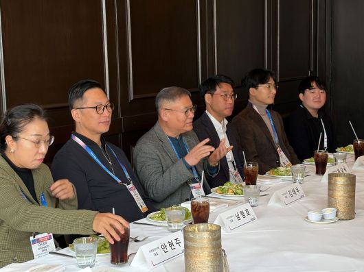 산업통상부와 대한무역투자진흥공사(코트라)는 CES 2026 개막일인 6일(현지시간) 혁신상 수상기업 및 통합한국관 참가기업 11개사를 초청해 현장간담회를 열었다. 현장간담회에서 기업인 및 관계자들이 발언하고 있다. 코트라 제공