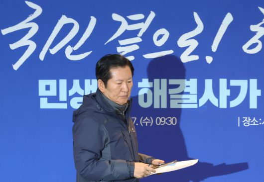 정청래 더불어민주당 대표가 7일 오전 서울 송파구 서울시농수산식품공사 대회의실에서 열린 민생 현장 최고위원회의에 참석하고 있다. 뉴시스
