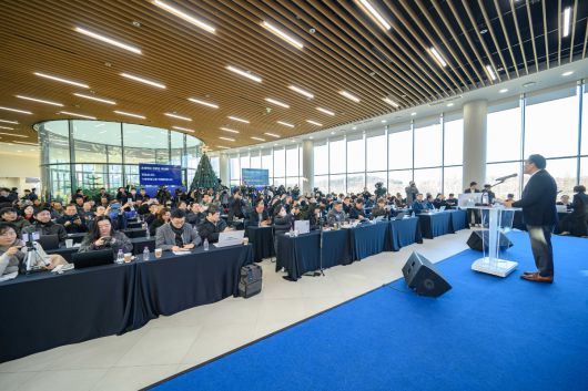 이재준 수원시장이 6일 일월수목원에서 열린 간담회에서 기자들의 질문에 답하고 있다. 수원시 제공