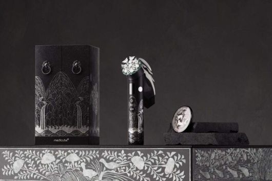 에이피알이 ‘2025년 아시아태평양경제협력체(APEC) 정상회의’에서 각국 정상 배우자에게 선물한 에이피알의 메디큐브 ‘부스터 프로 일월오봉도 에디션’. 에이피알 제공