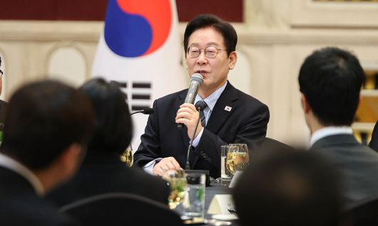 해외 순방 중 이례적 회견 이재명 대통령이 7일 중국 상하이에서 진행한 동행 기자단과의 오찬 간담회에서 3박4일간의 국빈 방중 성과에 대해 설명하고 있다. 이 대통령은 “정부는 한·중 관계가 어느 한쪽으로 치우치거나 감정에 좌우되지 않도록 상호 존중하고, 또 각자 국익을 중심에 두는 원칙 위에서 관리해 나갈 생각”이라고 밝혔다. 상하이=뉴시스
