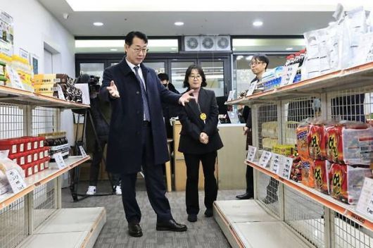 졍명근 화성시장이 먹거리 기본보장 코너인 ‘그냥드림’ 사업장을 방문해 현장 담당자들과 운영 방안에 대해 의견을 나누고 있다. 화성시 제공