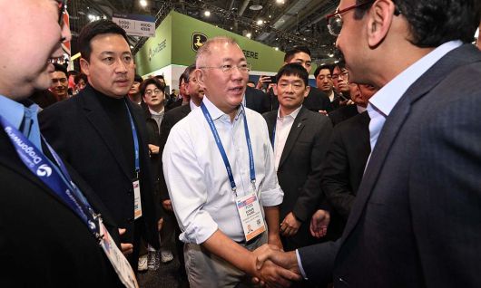 퀄컴 부스 찾은 정의선 정의선 현대차그룹 회장(가운데)이 CES 2026 개막일인 6일(현지시간) 미국 라스베이거스 컨벤션센터(LVCC)에 마련된 퀄컴 부스에서 아카시 팔키왈라 퀄컴 최고재무책임자(CFO)와 악수하고 있다. 라스베이거스=뉴스1