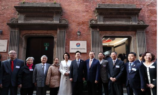이재명 대통령과 김혜경 여사가 7일 중국 상하이 대한민국 임시정부 청사에서 열린 청사 건립 100주년 기념식을 마친 뒤 독립유공자 후손들과 기념촬영을 하고 있다. 연합뉴스