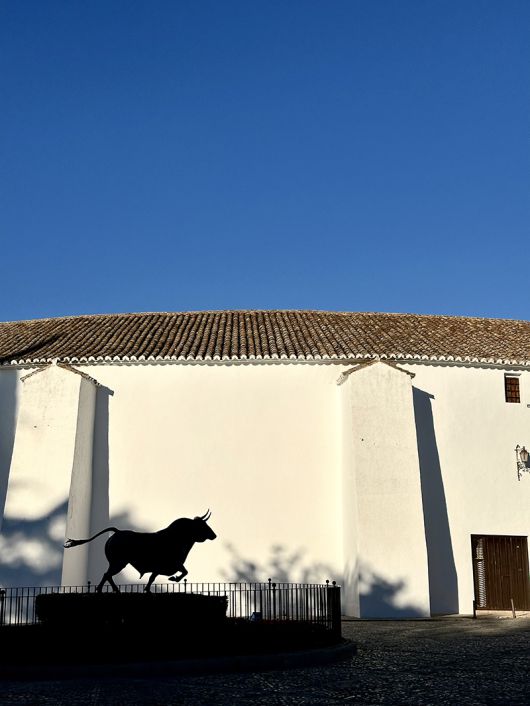 론다 투우장 입구와 소 상징물. 필자 제공
