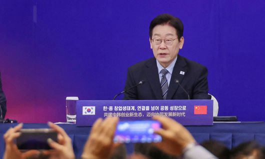 중국을 국빈 방문 중인 이재명 대통령이 7일(현지 시간) 상하이 상해국제회의중심에서 열린 한-중 벤처스타트업 서밋에서 인사말을 하고 있다. 뉴시스