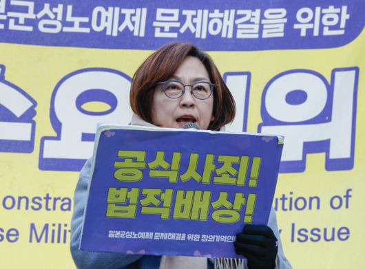 이나영 정의기억연대 이사장이 7일 서울 종로구 주한일본대사관 인근에서 열린 제1734차 일본군성노예제 문제해결을 위한 정기 수요시위에서 성명서 발표를 하고 있다.