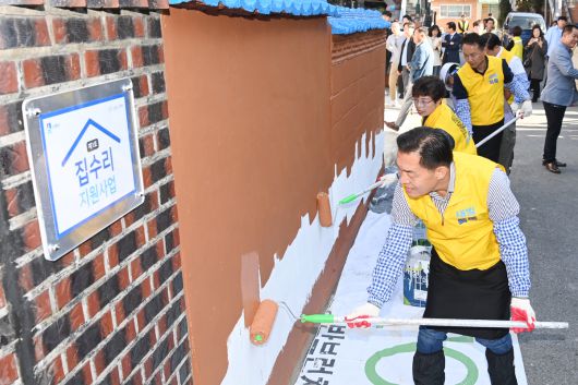 이재준 수원시장이 새빛하우스 봉사활동을 하고 있다. 수원시 제공