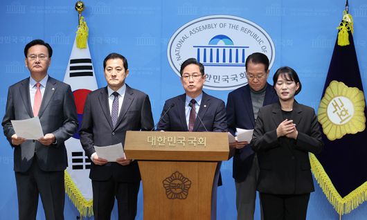 박수영 의원을 비롯한 재정경제기획위원회 소속 국민의힘 의원들이 지난 5일 서울 여의도 국회 소통관에서 이혜훈 기획예산처 장관 후보자의 인사청문회를 이틀 동안 진행할 것을 촉구하고 있다. 뉴스1