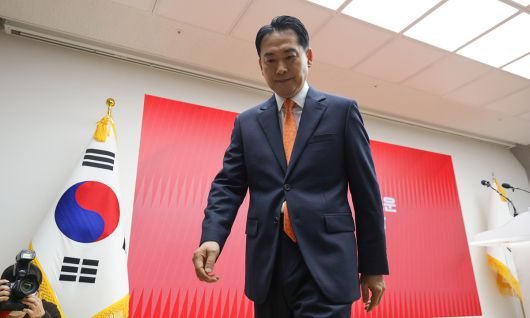 장동혁 국민의힘 대표가 7일 오전 서울 여의도 중앙당사에서 당 쇄신안을 발표와 12.3 비상계엄에 대한 사과를 마친 뒤 퇴장하고 있다. 뉴스1