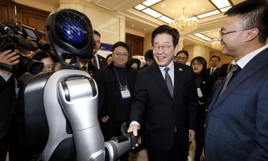 中 휴머노이드 로봇과 악수 이재명 대통령이 7일 중국 상하이 ‘국제회의중심’에서 열린 ‘한·중 벤처스타트업 서밋’ 행사에서 중국 기업 엣지봇의 휴머노이드 로봇과 악수하고 있다. 이 대통령은 “양국의 혁신 인재들이 서로의 머리를 맞대며 치열하게 고민하고 토론하는 모습을 더 자주 보고 싶다”고 말했다. 상하이=뉴스1