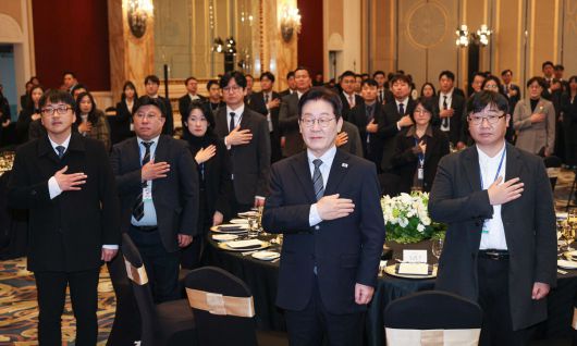 중국을 국빈 방문 중인 이재명 대통령이 7일(현지 시간) 상하이 한 호텔에서 열린 순방 기자단 오찬 간담회에서 국민의례를 하고 있다. 뉴시스