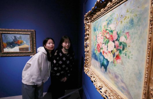 8일 서울 노원구 중계동 노원문화예술회관 노원아트뮤지엄에서 전시중인 특별기획전 '인상파, 찬란한 순간들: 모네, 르누아르, 반 고흐 그리고 세잔' 전시를 찾은 관람객들이 르누아르의  작품을 감상하고 있다. 전시에서는 클로드 모네의 '수련', 빈센트 반 고흐의 '밀밭의 양귀비' 등 인상주의 거장 11인의 원화 21점을 선보이고 5월 31일까지 열린다.