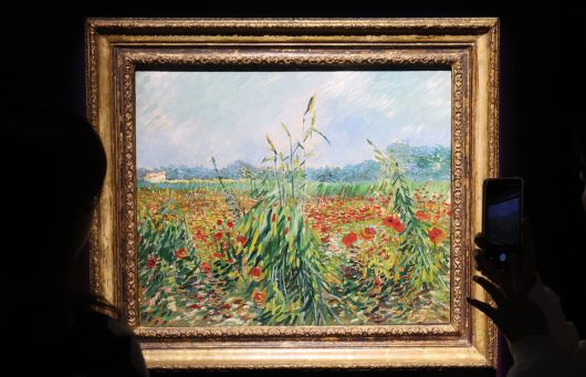 8일 서울 노원구 중계동 노원문화예술회관 노원아트뮤지엄에서 전시중인 특별기획전 '인상파, 찬란한 순간들: 모네, 르누아르, 반 고흐 그리고 세잔' 전시를 찾은 관람객들이 국내 최초 공개작인 반 고흐의 '밀밭의 양귀비'를 감상하고 있다. 클로드 모네의 '수련', 빈센트 반 고흐의 '밀밭의 양귀비' 등 인상주의 거장 11인의 원화 21점을 선보이는 이번 전시는 5월 31일까지 열린다.