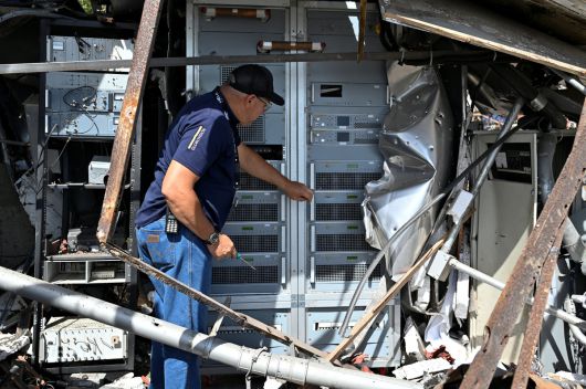 베네수엘라 수리공이 지난 4일 미군 공습으로 파괴된 통신탑 제어 장비들을 바라보고 있다. 로이터연합