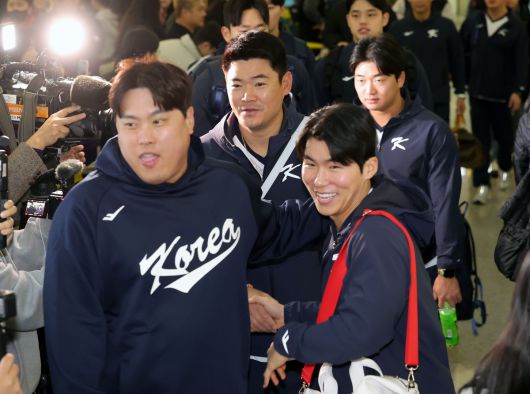 대한민국 야구국가대표팀 류현진, 김혜성, 고우석, 문동주 등이 9일 미국령 사이판에서 열리는 2026 월드베이스볼클래식(WBC) 1차 캠프 전지훈련에 참가하기 위해 인천국제공항 제1터미널에 도착하고 있다.   뉴시스